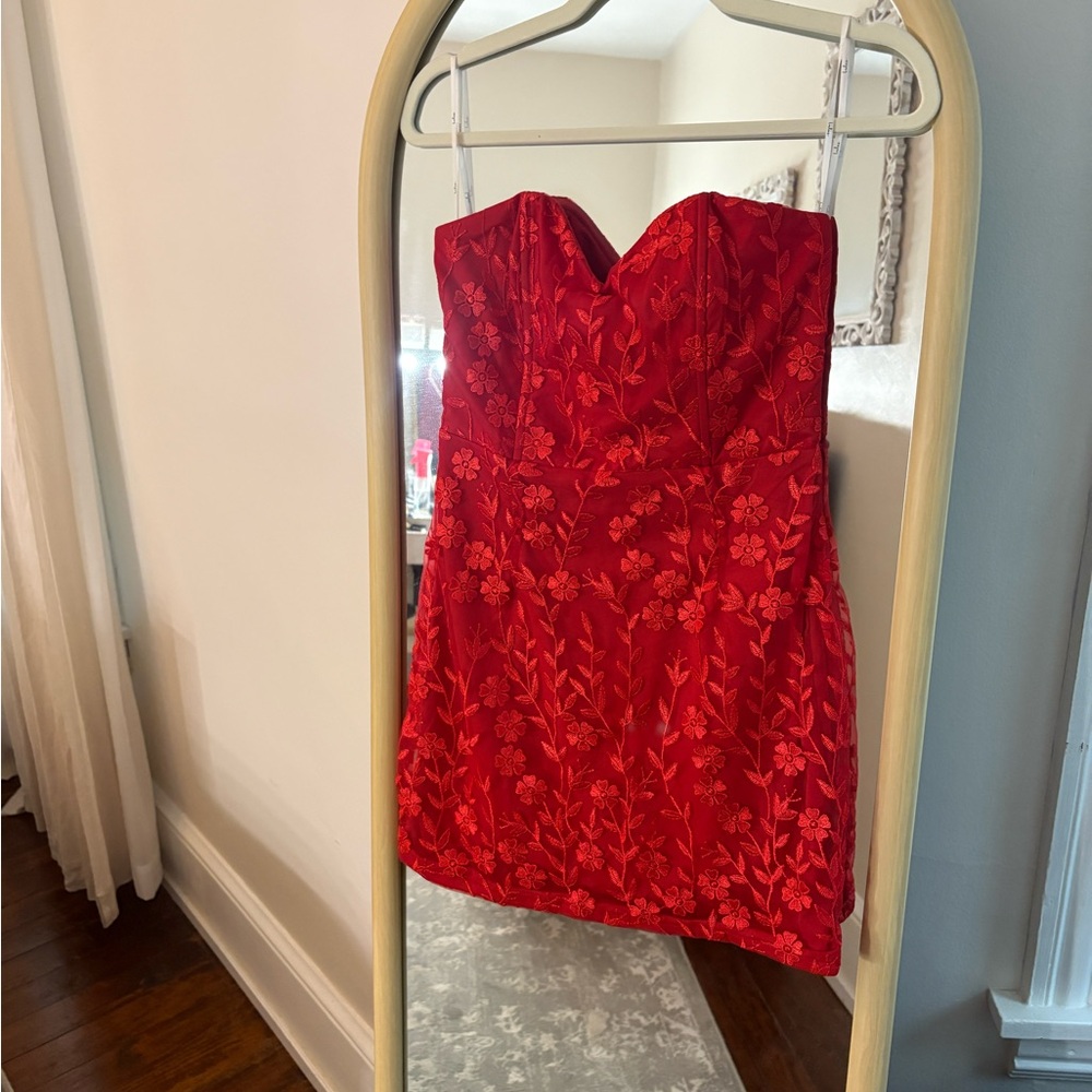 Lulu‘s mini dress worn once red lace floral pattern